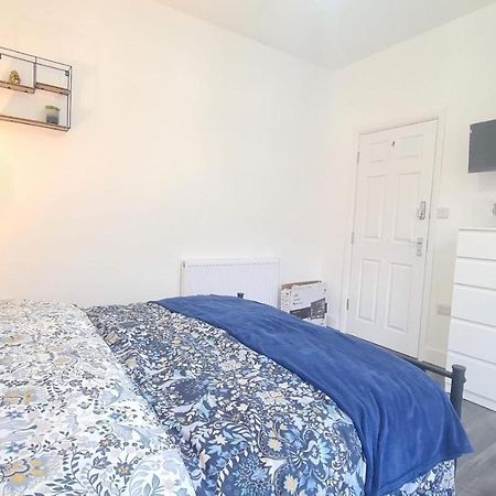 Cosy Room In Manor Park Лондон Екстериор снимка