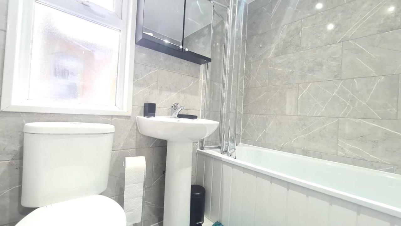 Cosy Room In Manor Park Лондон Екстериор снимка