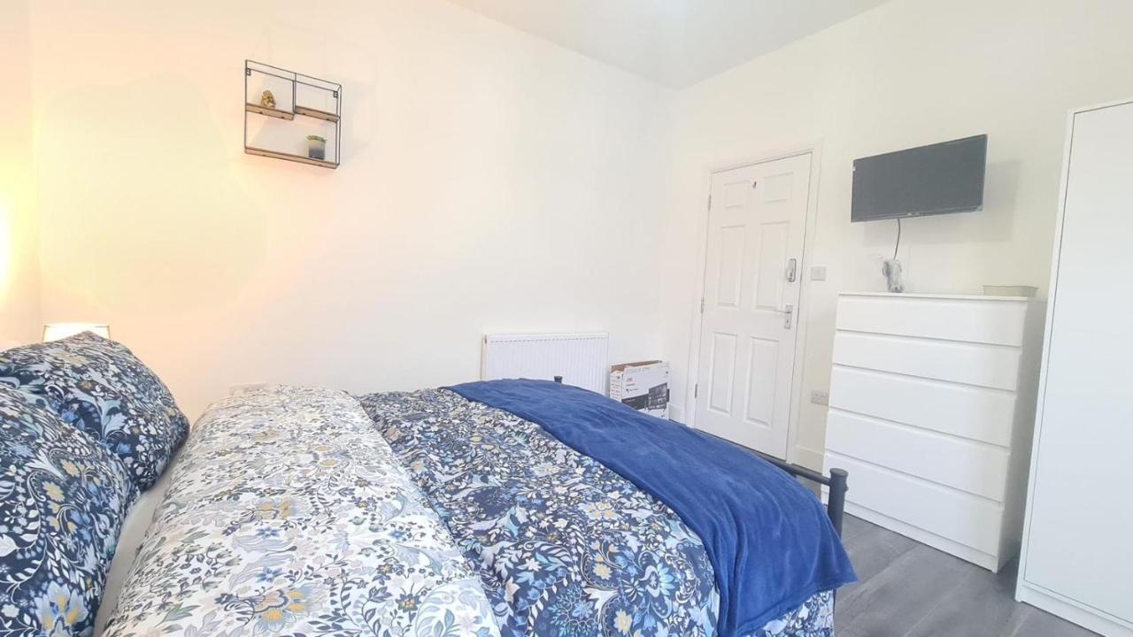 Cosy Room In Manor Park Лондон Екстериор снимка