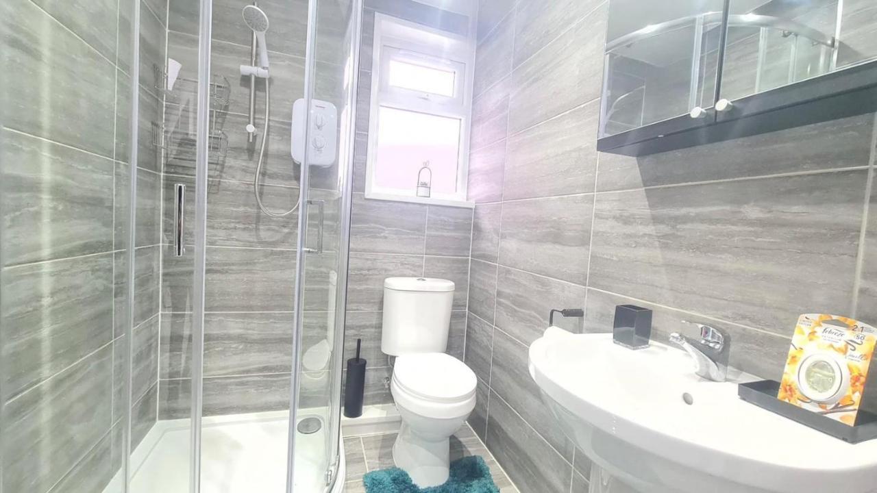 Cosy Room In Manor Park Лондон Екстериор снимка